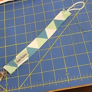 Dodo Babies Geometric Pacifier Clip